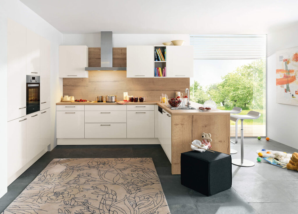 Schüller moderne L-Küche mit Esstheke Muschelweiß